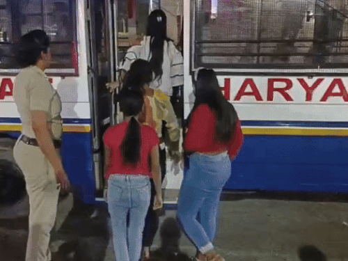 Girls standing on MG Road in Gurugram detained | गुरुग्राम पुलिस ने MG रोड से 23 युवतियां पकड़ीं: रेड पड़ी तो भागने लगीं; पुलिस बोली- कॉल गर्ल्स के खड़े होने की कंप्लेंट मिली थी – gurugram News Girls standing on MG Road in Gurugram detained | गुरुग्राम पुलिस ने MG रोड से 23 युवतियां पकड़ीं: रेड पड़ी तो भागने लगीं; पुलिस बोली- कॉल गर्ल्स के खड़े होने की कंप्लेंट मिली थी – gurugram News