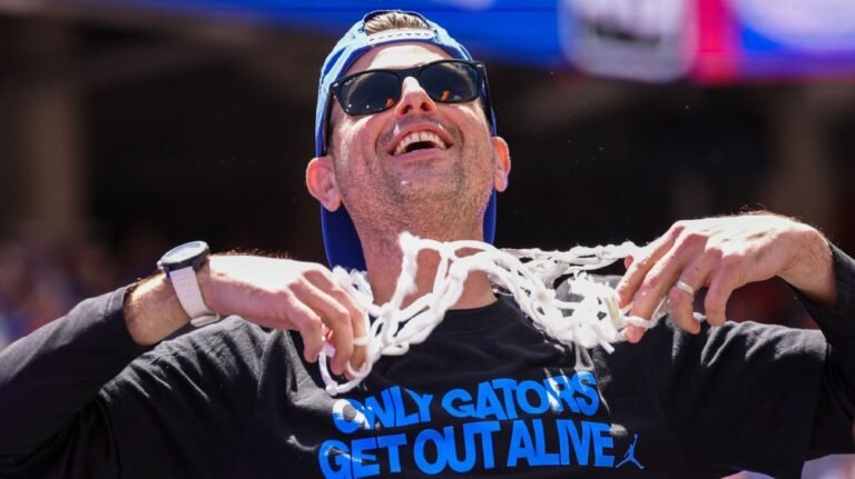 Florida celebrates hoops title with 60K fans at spring game