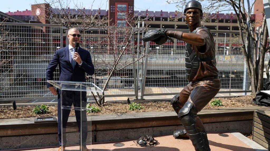 Twins unveil Joe Mauer statue outside Target Field
