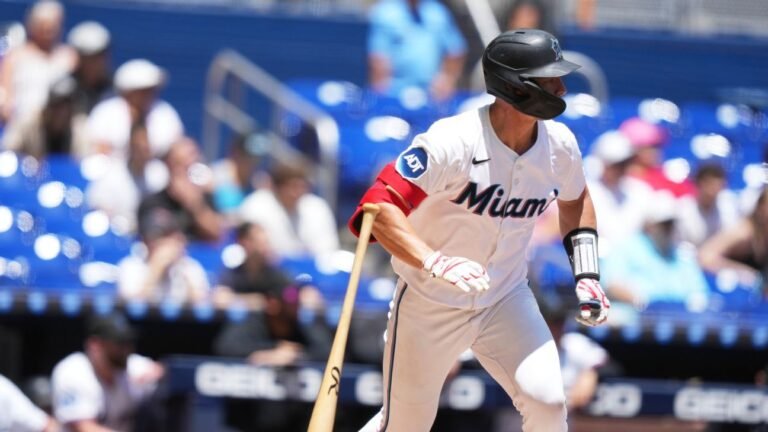 Marlins C Rob Brantly on 10-day injured list with lat strain