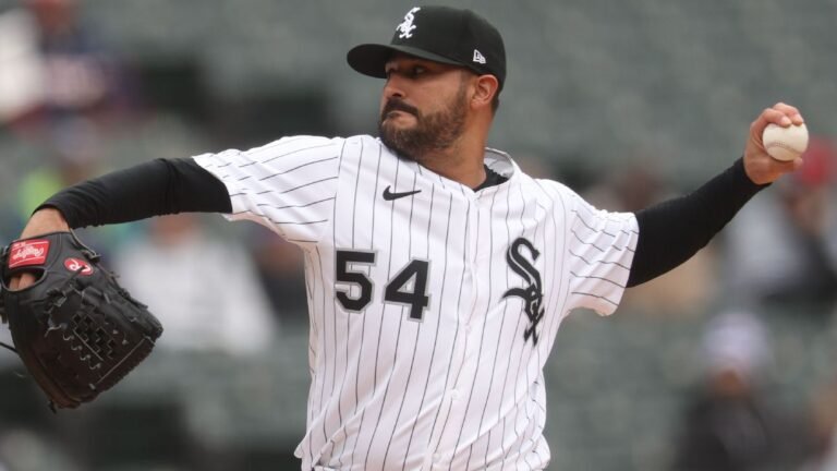 White Sox left-hander Martin Pérez has flexor tendon strain