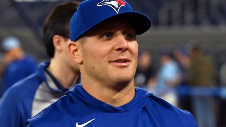 Blue Jays CF Varsho makes back-handed catch in season debut