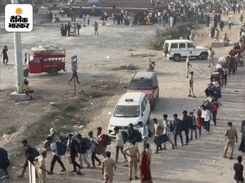 Crowd of passengers from UP-Bihar at Surat railway station | सूरत रेलवे स्टेशन पर टिकट की डेढ़ किमी लंबी लाइन: यूपी-बिहार के पैसेंजर्स की भीड़, यात्री बोले- कोई इंतजाम नहीं, पुलिस डंडे बरसा रही Crowd of passengers from UP-Bihar at Surat railway station | सूरत रेलवे स्टेशन पर टिकट की डेढ़ किमी लंबी लाइन: यूपी-बिहार के पैसेंजर्स की भीड़, यात्री बोले- कोई इंतजाम नहीं, पुलिस डंडे बरसा रही