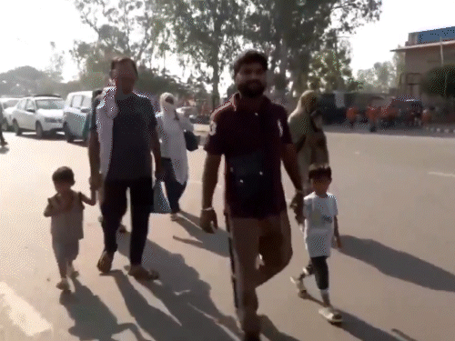 109 Pakistanis were deported from Rajasthan | गुजरात में 1700 से ज्यादा बांग्लादेशी हिरासत में: राजस्थान से 109 पाकिस्तानियों को वापस भेजा गया, पाकिस्तान से 850 भारतीय वापस आए 109 Pakistanis were deported from Rajasthan | गुजरात में 1700 से ज्यादा बांग्लादेशी हिरासत में: राजस्थान से 109 पाकिस्तानियों को वापस भेजा गया, पाकिस्तान से 850 भारतीय वापस आए
