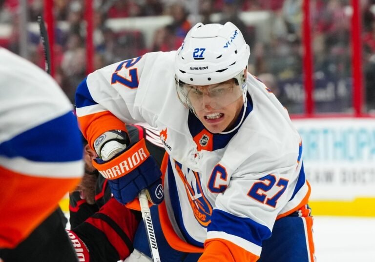 Isles aim to boost playoff hopes vs. lowly Predators