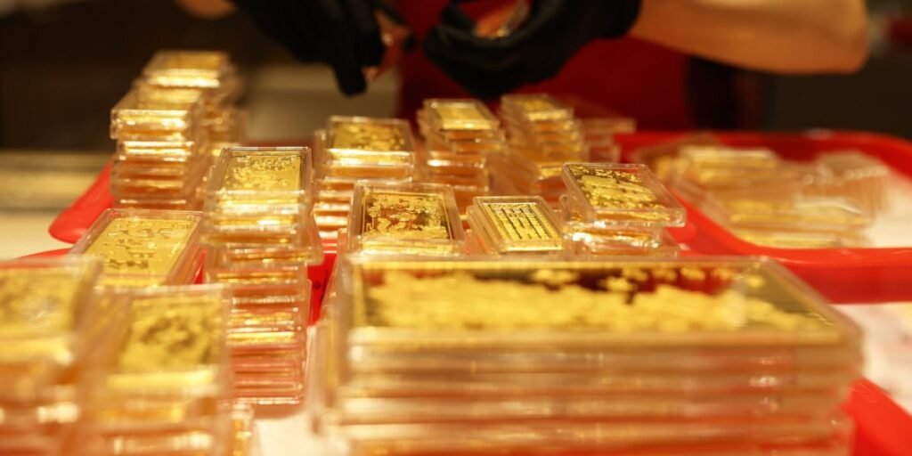 Gold rallies to record on trade war concerns and weaker dollar