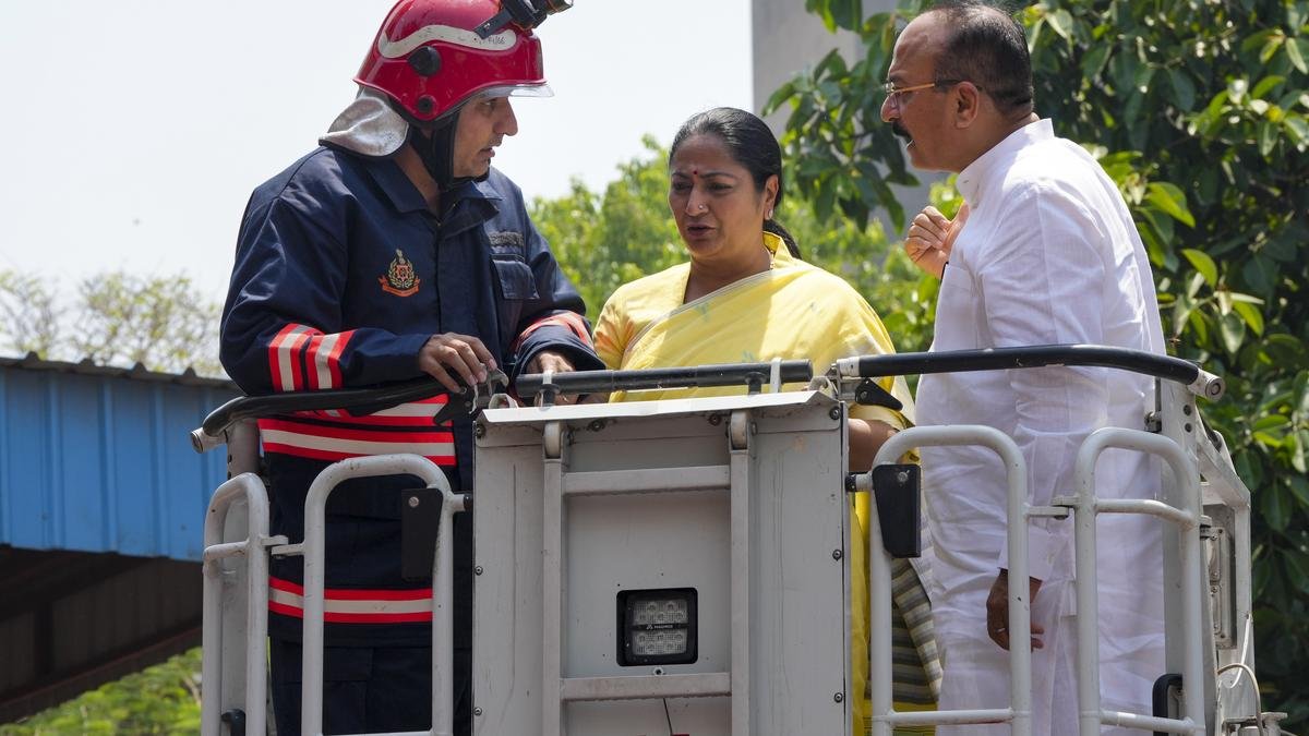 Delhi CM allocates ₹125 crore to fire department for purchasing new equipment Delhi CM allocates ₹125 crore to fire department for purchasing new equipment