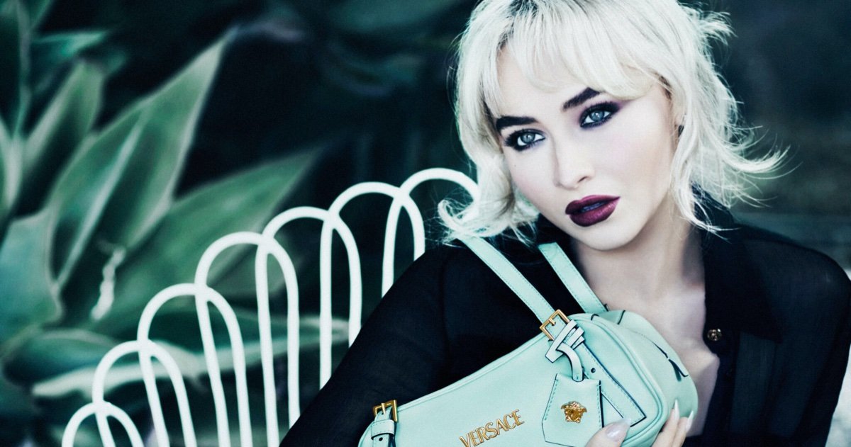 Sabrina Carpenter Wows in Versace La Vacanza Ad Sabrina Carpenter Wows in Versace La Vacanza Ad