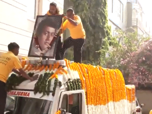Manoj Kumar Funeral LIVE Photo Update | Mumbai Juhu Shamshan Ghat | मनोज कुमार का आज होगा अंतिम संस्कार: 11:30 बजे जुहू पवनहंस श्मशान घाट पर दी जाएगी मुखाग्नि, कल हुआ था निधन