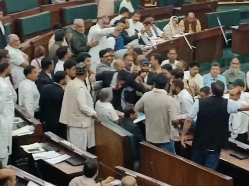 Waqf Bill Protest Update; BJP NC Congress | Jammu Kashmir Muslims – Supreme Court | जम्मू-कश्मीर विधानसभा में नेशनल कॉन्फ्रेंस और भाजपा विधायकों में हाथापाई: नए वक्फ कानून को लेकर भिड़े; कल बिल की कॉपी फाड़ी थी