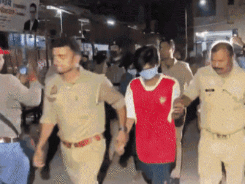 Demonstration and sloganeering by family members of gangrape accused in Varanasi | वाराणसी गैंगरेप पीड़िता का नया चैट-कैफे पहुंच रही हूं: कमिश्नर बोले- इंटरनल इंजरी नहीं; अपने दावों में उलझी, अब SIT करेगी जांच – Varanasi News