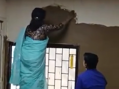 DU principal plastered classroom with cow dung | डीयू प्रिंसिपल ने क्लास रुम में गोबर का लेप लगाया: कहा- यह रिसर्च प्रोजेक्ट का हिस्सा, कमरे को ठंडा रखने के लिए देसी तरीका अपना रहे