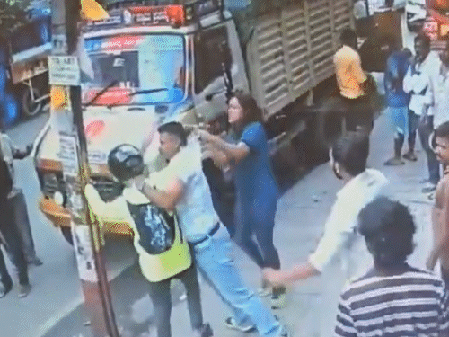 bengaluru-road-rage-iaf-officer-cctv-footage | बेंगलुरु में वायुसेना अधिकारी और पत्नी पर हमले का मामला: सीसीटीवी फुटेज में मारपीट करते दिखे अधिकारी; पहले खून से लथपथ VIDEO जारी किया था bengaluru-road-rage-iaf-officer-cctv-footage | बेंगलुरु में वायुसेना अधिकारी और पत्नी पर हमले का मामला: सीसीटीवी फुटेज में मारपीट करते दिखे अधिकारी; पहले खून से लथपथ VIDEO जारी किया था