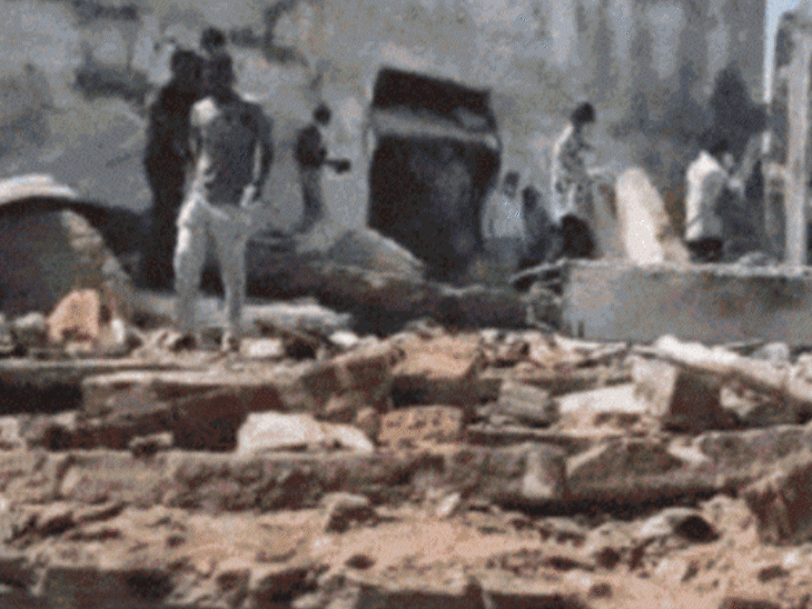 Gujarat Firecracker Factory Tragedy; MP Workers Death | Harda News | ब्लास्ट में जिनके चीथड़े उड़े, उनकी पहचान हुई: गुजरात पटाखा फैक्ट्री में गई थी जान; देवास में हुआ अंतिम संस्कार – Harda News