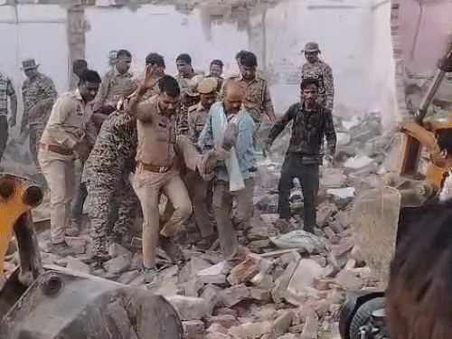 An under-construction house collapsed in Agra, three people were buried under the rubble, rescue operations are underway | आगरा में 4 दुकानें गिरीं, 2 की मौत: मलबे में दबा युवक चिल्लाता रहा, बहन को कॉल कर बोला-बचा लो; 10 को निकाला – Agra News
