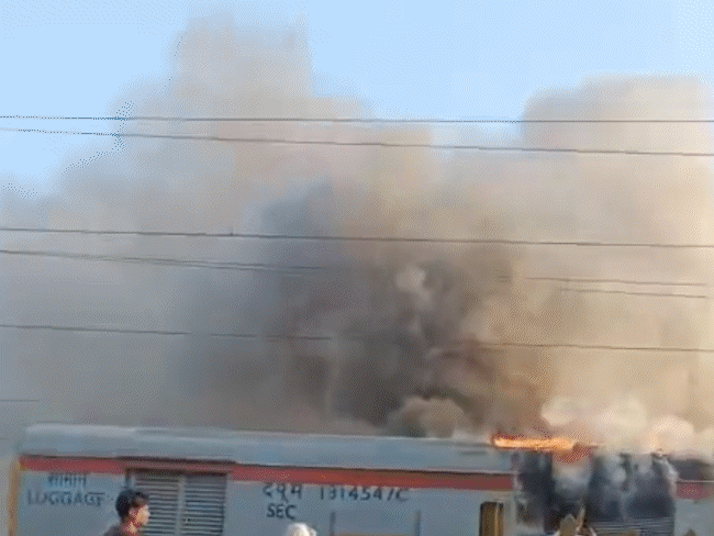 Bilaspur Bikaner Express Train Fire Accident Video Update | Ujjain News | बिलासपुर-बीकानेर एक्सप्रेस में लगी आग: उज्जैन के तराना में रोकी गई; आग बुझाने के लिए लोगों ने कोच के कांच फोड़े – Ujjain News Bilaspur Bikaner Express Train Fire Accident Video Update | Ujjain News | बिलासपुर-बीकानेर एक्सप्रेस में लगी आग: उज्जैन के तराना में रोकी गई; आग बुझाने के लिए लोगों ने कोच के कांच फोड़े – Ujjain News