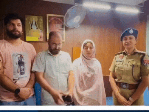 Mohali After Pahalgaon attack abuse Kashmiri students update; SSP Deepak Parikh in action | मोहाली में कश्मीरी छात्रों से भिड़े स्थानीय: दरवाजा खटखटाने और गाली-गलौज का आरोप, पुलिस बोली-हर कैंपस में PCR, सुरक्षा के लिए हेल्पलाइन नंबर जारी – Punjab News Mohali After Pahalgaon attack abuse Kashmiri students update; SSP Deepak Parikh in action | मोहाली में कश्मीरी छात्रों से भिड़े स्थानीय: दरवाजा खटखटाने और गाली-गलौज का आरोप, पुलिस बोली-हर कैंपस में PCR, सुरक्षा के लिए हेल्पलाइन नंबर जारी – Punjab News