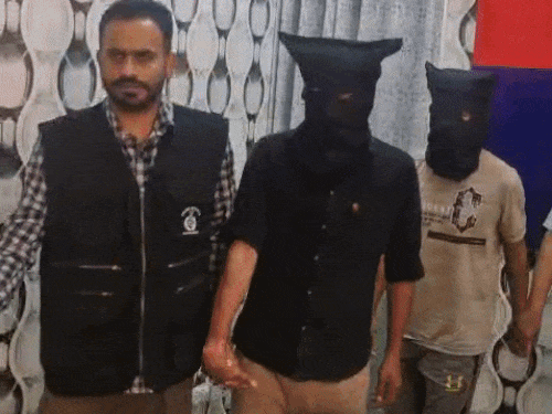 call Girls Meeting pretext beaten man robbed six arrest gurugram | गुरुग्राम में कॉल गर्ल से मिलाने के बहाने लूटपाट: लालच देकर होटल से बुलाया, कार में पीटा, 59 हजार लूटे; ऑनलाइन मिला था नंबर – gurugram News