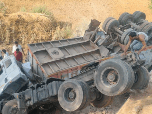 Trailer-car collision, 5 killed | जयपुर में कार-ट्रेलर की टक्कर में 5 लोगों की मौत: मनोहरपुर-दौसा हाईवे पर ट्रेलर-कार में टक्कर, गाड़ी में बुरी तरह फंस गए शव – Jaipur News Trailer-car collision, 5 killed | जयपुर में कार-ट्रेलर की टक्कर में 5 लोगों की मौत: मनोहरपुर-दौसा हाईवे पर ट्रेलर-कार में टक्कर, गाड़ी में बुरी तरह फंस गए शव – Jaipur News