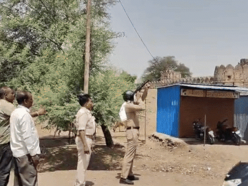 MP Sagar Love Jihad Violence Update; Hindu Muslim | Police | सागर में विवाद के बाद दुकान में आग लगाई: भीड़ ने तोड़फोड़ की; पुलिस ने आंसू गैस के गोले दागे, उपद्रवियों को खदेड़ा – Sagar News MP Sagar Love Jihad Violence Update; Hindu Muslim | Police | सागर में विवाद के बाद दुकान में आग लगाई: भीड़ ने तोड़फोड़ की; पुलिस ने आंसू गैस के गोले दागे, उपद्रवियों को खदेड़ा – Sagar News