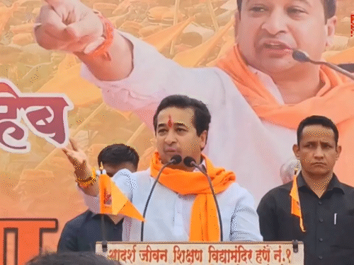 Maharashtra minister said- Hindus should ask religion before making purchases | महाराष्ट्र मंत्री बोले- हिंदू खरीददारी करने से पहले धर्म पूछें: हनुमान चालीसा पढवाएं, जो न पढ़ पाए उससे सामान न खरीदें Maharashtra minister said- Hindus should ask religion before making purchases | महाराष्ट्र मंत्री बोले- हिंदू खरीददारी करने से पहले धर्म पूछें: हनुमान चालीसा पढवाएं, जो न पढ़ पाए उससे सामान न खरीदें