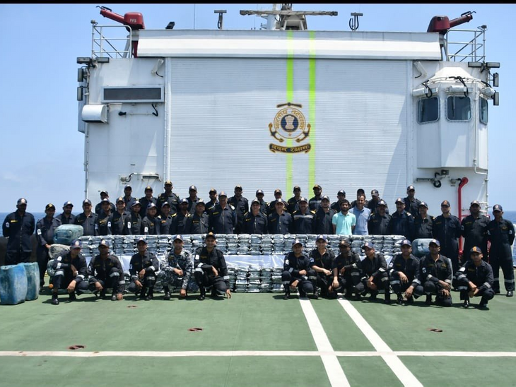 Gujarat Drug Smuggling Case; Indian Coast Guard – ATS | Porbandar | गुजरात में ₹1800 करोड़ की 300 किलो ड्रग्स जब्त: पोबंदर से 190 किमी दूर समुद्र में फेंककर भागे तस्कर; पाकिस्तानी बोट होने की आशंका