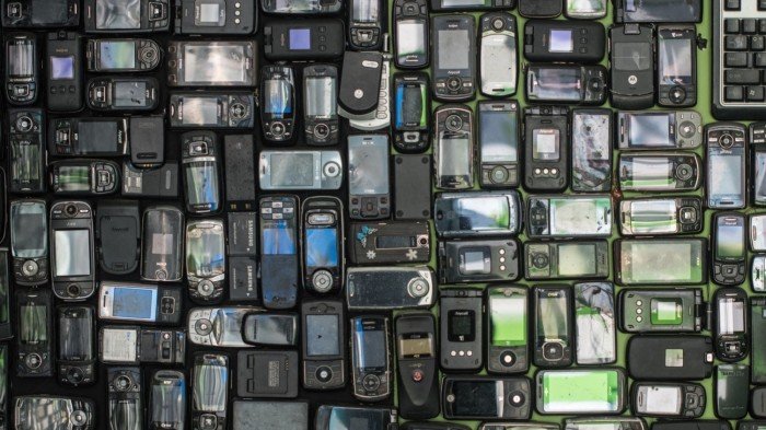 EU issues US-bound staff with burner phones over spying fears