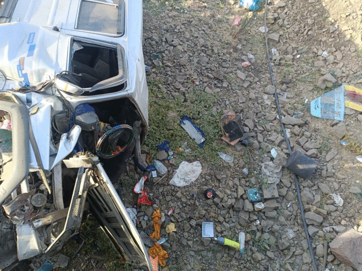 The jeep collided with the culvert and fell into a 10 feet deep ditch | 10 फीट गहरी खाई में गिरा टेम्पो-ट्रैक्स, 6 की मौत: रायसेन में ड्राइवर को झपकी लगने से पुलिया से टकराया; 3 की हालत गंभीर – Raisen News The jeep collided with the culvert and fell into a 10 feet deep ditch | 10 फीट गहरी खाई में गिरा टेम्पो-ट्रैक्स, 6 की मौत: रायसेन में ड्राइवर को झपकी लगने से पुलिया से टकराया; 3 की हालत गंभीर – Raisen News