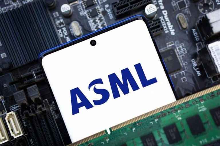 ASML Stock Reaffirms Forecast, Shares Dip on Order Volatility