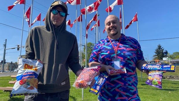 Hundreds of Americans accept B.C. man’s social media invite to visit Canada Hundreds of Americans accept B.C. man’s social media invite to visit Canada