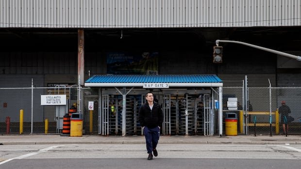 Windsor Stellantis workers to return to job for at least 2 weeks, union says