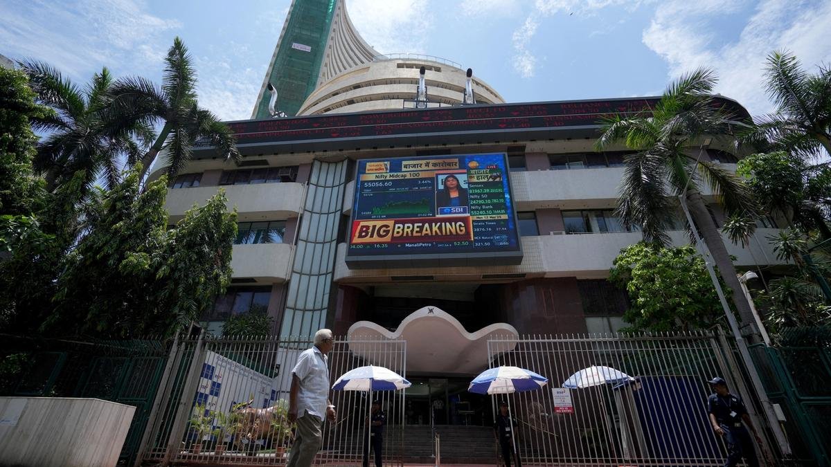 Markets decline in early trade dragged by IT stocks, weak Asian trends