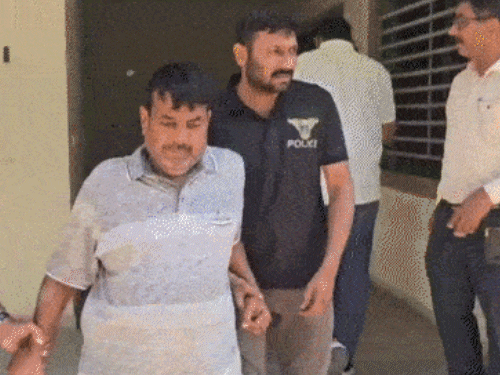 A person who settled Bangladeshis in Ahmedabad was arrested from Rajasthan | अहमदाबाद में बांग्लादेशियों को बसाने वाला राजस्थान से अरेस्ट: घर किराए पर देने के अलावा फर्जी डॉक्यूमेंट्स भी तैयार करवाता था लल्ला बिहारी