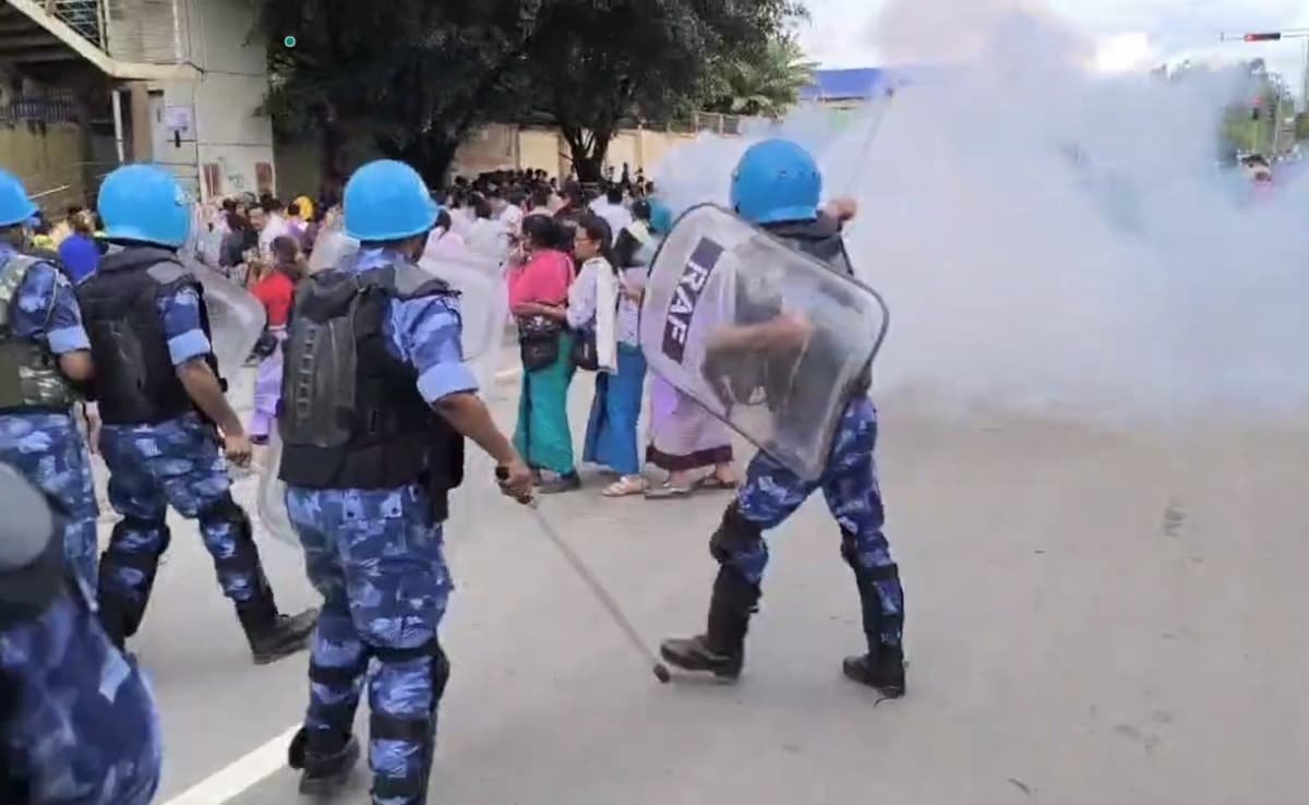 Protesters Clash With Security Forces Near Manipur Governor’s House, 7 Injured Protesters Clash With Security Forces Near Manipur Governor’s House, 7 Injured