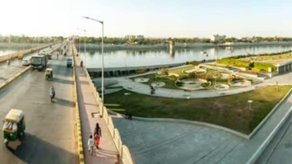 Vasna barrage maintenance work underway, Sabarmati Riverfront to run dry till June 5 | Ahmedabad News