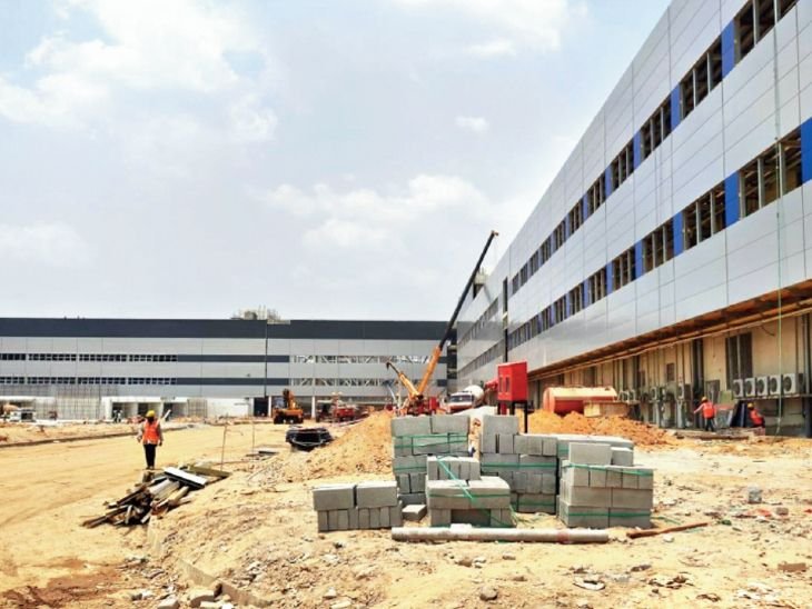Foxconn Devanahalli Bengaluru change | फॉक्सकॉन ने बदली कर्नाटक के देवनहल्ली की तस्वीर: ताइवानी कंपनी के कारण जमीन की कीमतें 400% बढ़ीं; घर में हजारों जॉब, इसलिए लौट रहे युवा Foxconn Devanahalli Bengaluru change | फॉक्सकॉन ने बदली कर्नाटक के देवनहल्ली की तस्वीर: ताइवानी कंपनी के कारण जमीन की कीमतें 400% बढ़ीं; घर में हजारों जॉब, इसलिए लौट रहे युवा
