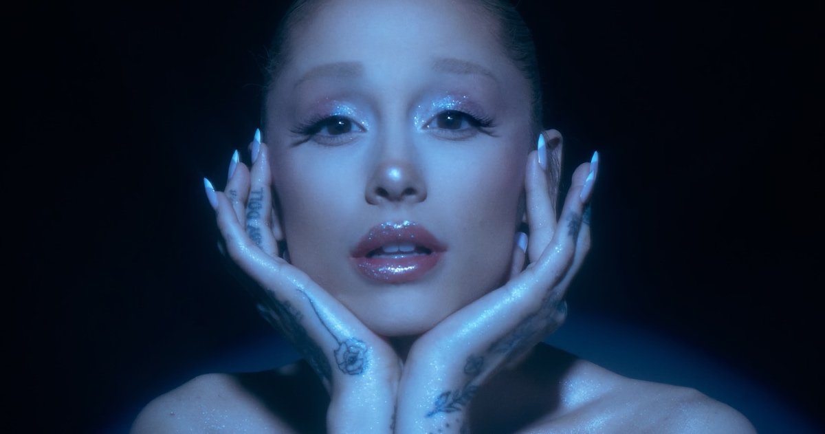 Ariana Grande & r.e.m. Beauty Shimmer with Fembot Makeup Ariana Grande & r.e.m. Beauty Shimmer with Fembot Makeup
