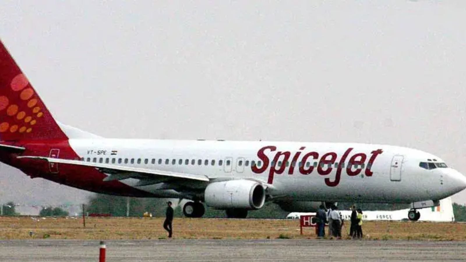 Video of angry passengers forcing Spicejet ground staff to eat biryani goes viral, airline condemns the behavior | Pune News