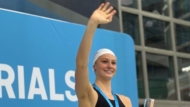 Summer McIntosh smashes women’s 400m freestyle world record at Canadian swim trials