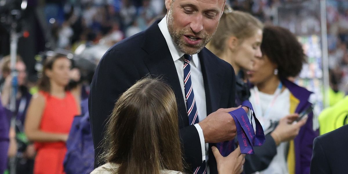 Prince William teases Princess Charlotte before giving his daughter a winners medal