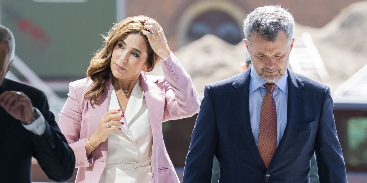 Royal rushes inside during engagement after experiencing leg pain