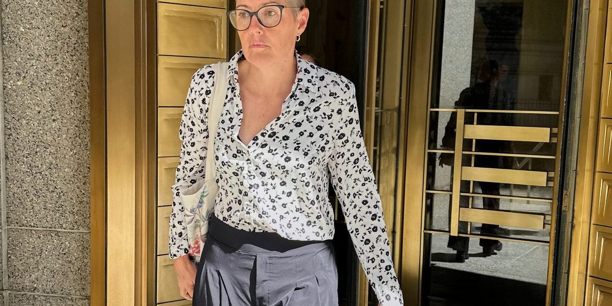 A one-time ’40 under 40′ rising star in fashion pleads not guilty to charges she allegedly cheated investors out of 0 million