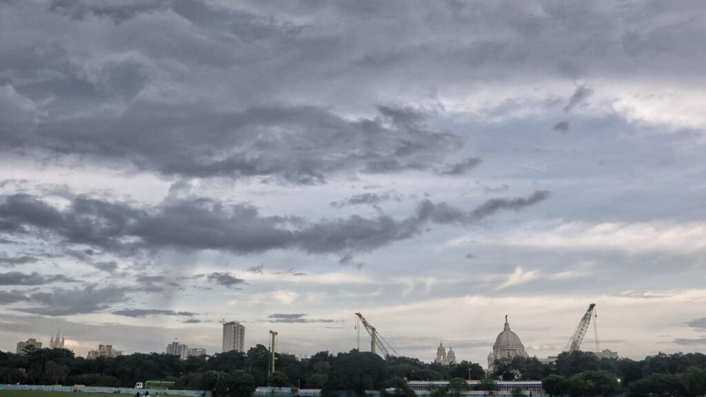 Rain to stay in Bengal till July 31: Met | Kolkata News Rain to stay in Bengal till July 31: Met | Kolkata News