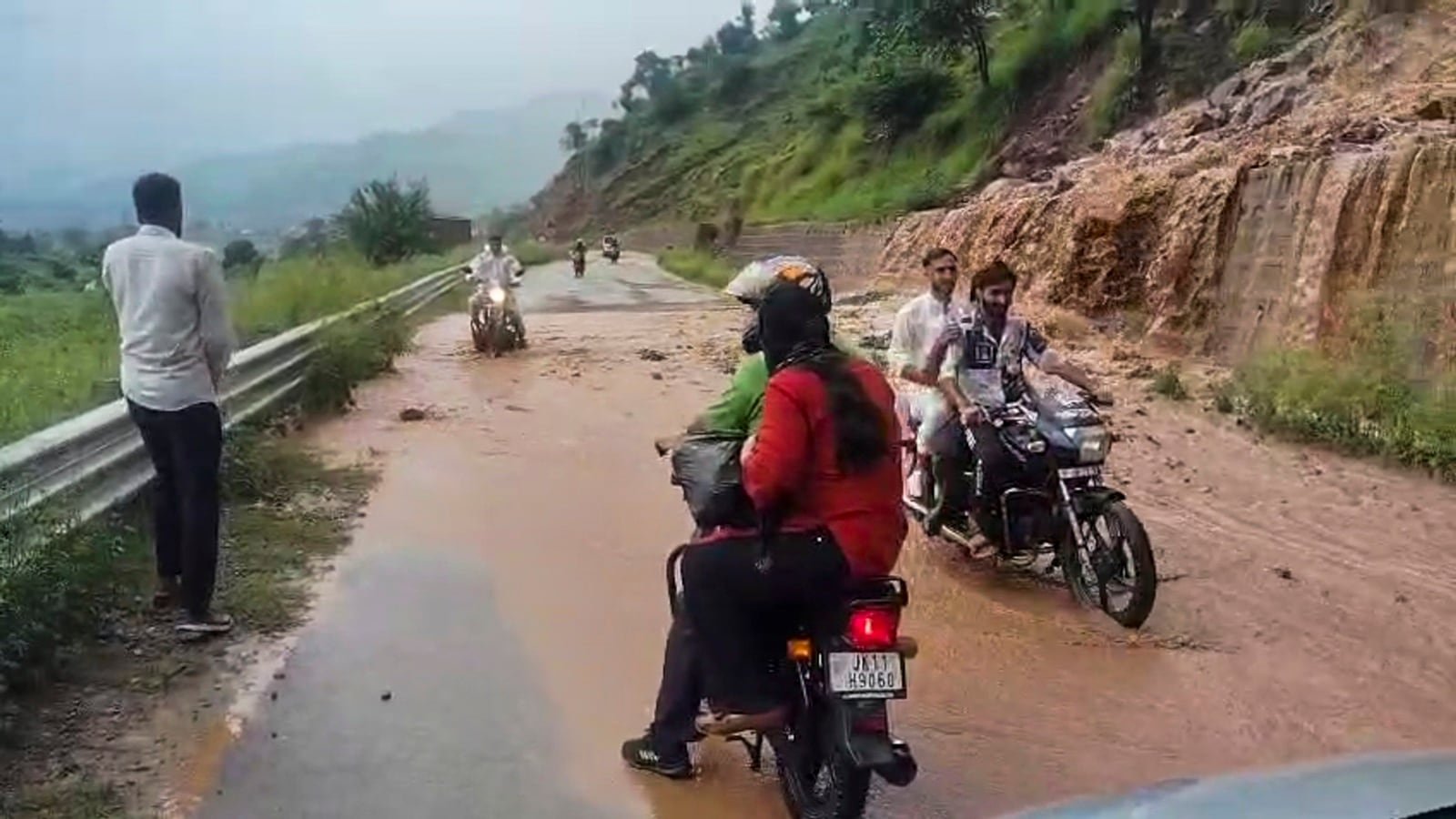 Amarnath Yatra suspended routes due to heavy rains in J&K | India News