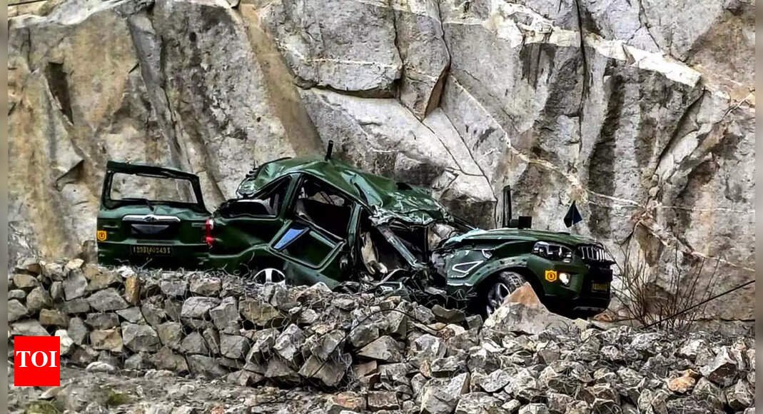 2 dead, 3 injured as car headed to Amarnath yatra camp plunges into gorge | Jammu News