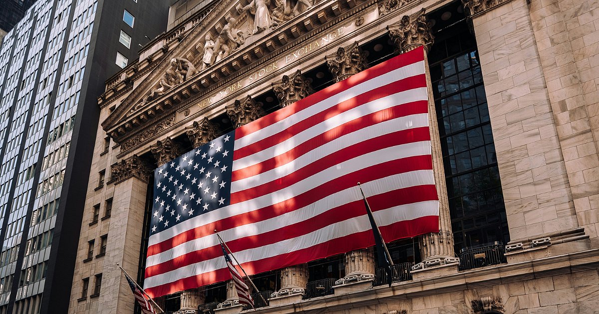 S&P, Nasdaq Trade Largely Flat, Dow Jones Dips
