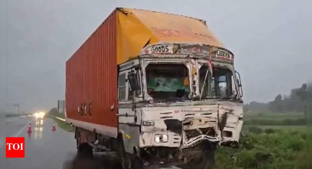 Uttar Pradesh crash: 8 dead, 43 injured as truck hits tractor-trolley carrying pilgrims in Bulandshahr | Lucknow News