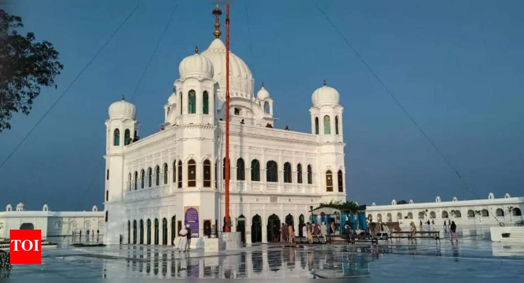 Kartarpur gurdwara submerged in floodwaters; Guru Granth Sahib safe | Chandigarh News
