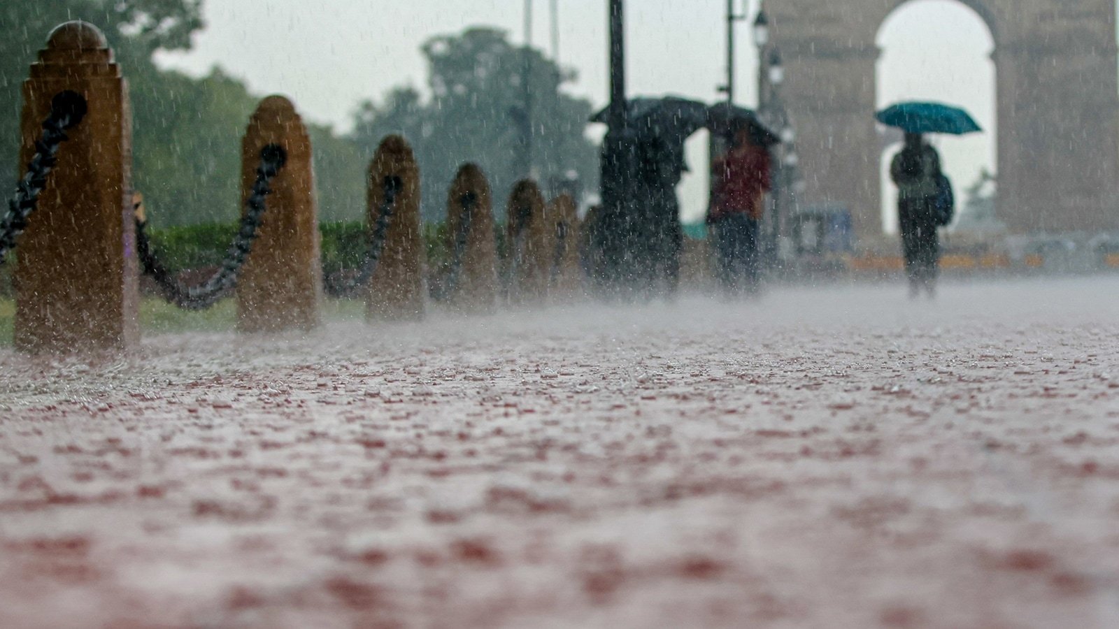Heavy rain, thunderstorms lash Delhi-NCR, yellow alert sounded for today | Delhi News