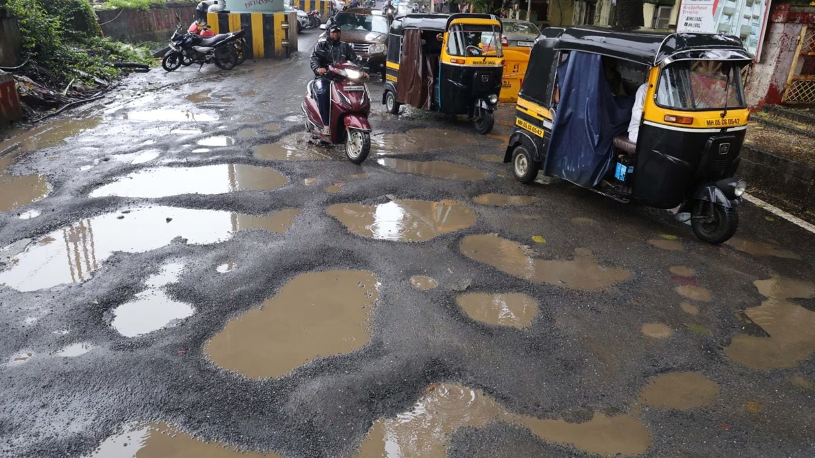 Potholed Mumbai: 4 VIP wards in Mumbai stand out with only 127 pothole complaints per ward as against an average of 355 in others | Mumbai News